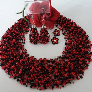 Работа Колье Воздушное Красно-черное