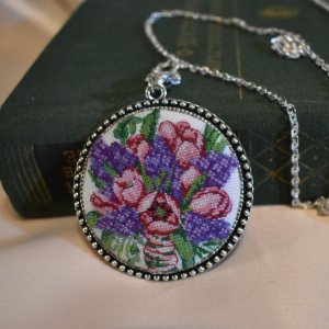 Робота Кулон з мікровишівкой "Весняні мотиви"