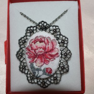 Робота Кулон з мікровишівкой "Півонія"