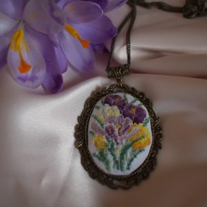 Робота Кулон з мікровишівкой "Крокуси"