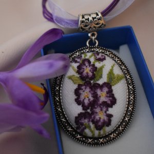 Робота Кулон з мікровишівкой "Весна"