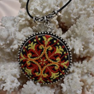 Робота Кулон з мікровишівкой "Орнамент"