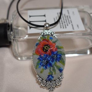 Работа Кулон с микровышивкой "Полевые цветы"