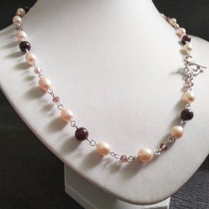 Робота Ланцюжок з рожевого перлів з гранатом