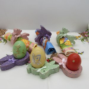 Робота Пасхальна підставка для яєць і серветки.