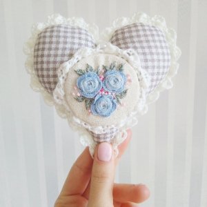 Работа Текстильное сердечко с вышивкой
