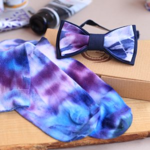 Работа Носки и бабочка в технике Тай-дай