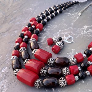 Работа Комплект из натуральных кораллов и агата ожерелье и серьги