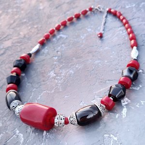 Работа Роскошное колье с огромным натуральным кораллом и агатами