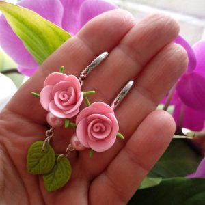 Робота Сережки з рожевими трояндами з полімерної глини