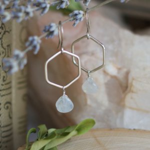 Работа Серебряные серьги капля с кристалами лунного камня