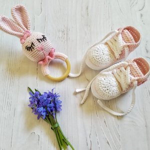 Работа Подарочный набор пинетки и погремушку