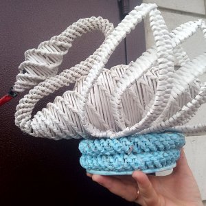 Робота Лебідь, газетна лоза