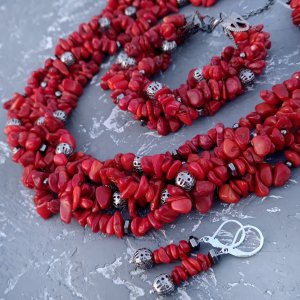 Робота Комплект з натуральних коралів пишне намисто браслет сережки
