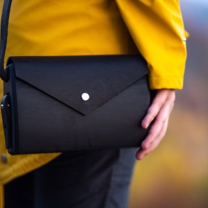 Робота Жіноча дерев’яна сумка “Chorna”