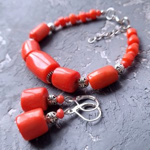 Работа Браслет и серьги с натуральными лососевыми кораллами