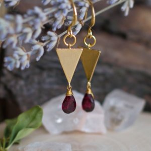 Работа Классические позолоченные серьги треугольники с гранатом