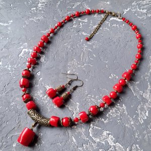 Работа Колье и серьги с натуральнмы кораллами и этно орнаментом