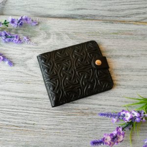 Робота Портмоне чорне на 6 відділів зі шкіри "Кельтський вузол"