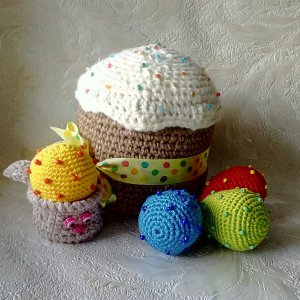 Работа Паска декоративная и крашенки