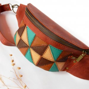 Работа Поясная сумка «Монпансье» из кожи