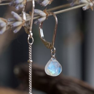 Работа Лёгкие асимметричные серьги капли с лунным камнем
