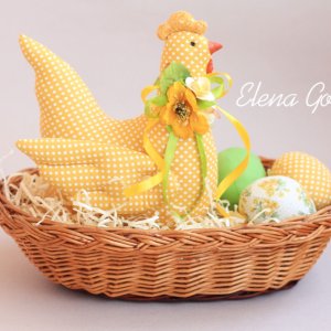 Робота Великоднева курочка  жовта  з текстильным яйцями