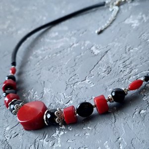 Работа Колье - чокер из натуральных кораллов и агата № 300