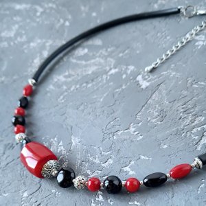 Работа Колье - чокер из натуральных кораллов и агата № 303