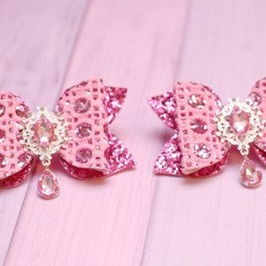 Работа Бантики из экокожи розовые