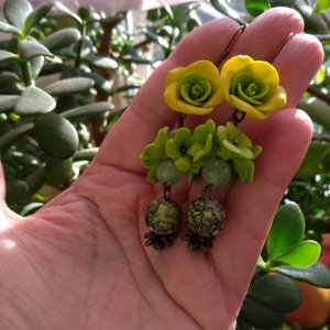 Робота Вантажні сережки з жовто салатовим трояндами