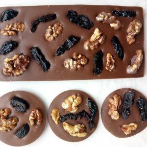 Робота Шоколадний набір "Чорнослив +горіхи"