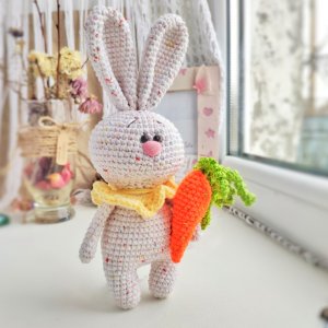 Работа Игрушка белый (розовый, сиреневый) зайчик с морковкой