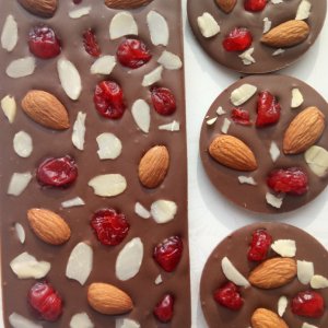 Робота Шоколадний набір "Вишня та мигдаль"