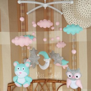 Робота М'ятно-рожевий мобіль з фетру