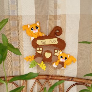 Работа Подвеска "Ореховый домик" из фетра