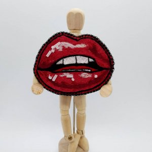 Робота Вишита брошка 'Червоні губи'