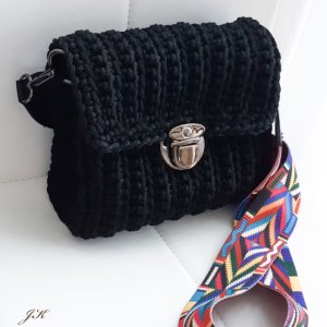 Работа Сумка с ярким ремнем