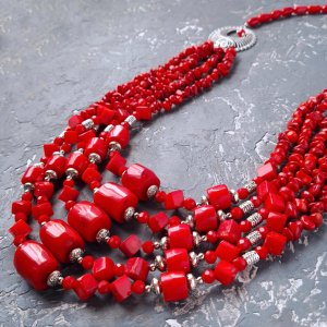 Работа Стильное длинные бусы из натуральных кораллов