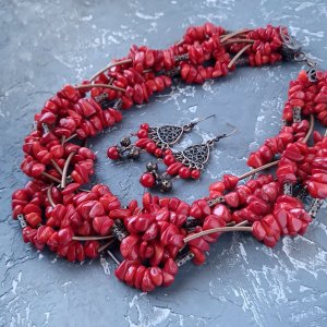 Робота Пишне намисто і сережки з натурального коралу 