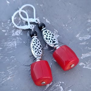 Работа Серьги с натуральными кораллами и серебряными застежками № 310