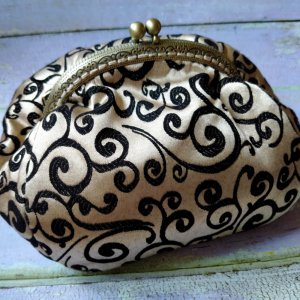 Работа Текстильная сумочка-косметичка с бронзовым фермуаром