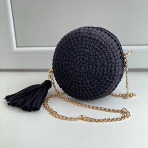 Работа Черная круглая сумка на цепочке