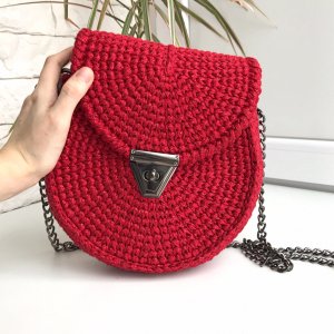 Работа Круглая красная вязаная сумка с клапаном