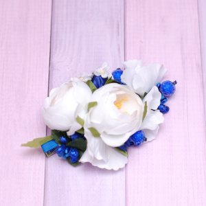 Работа Заколка с цветами бело-синяя