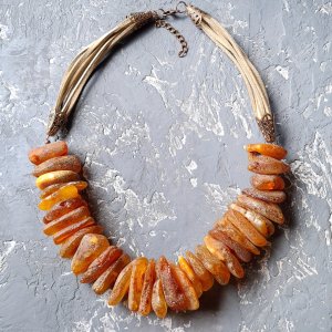 Робота Стильне намисто з великого натурального бурштину