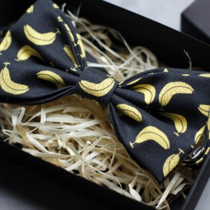 Работа Галстук-бабочка черная с бананами