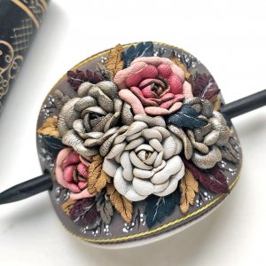 Работа Заколка для волос из натуральной кожи с розами