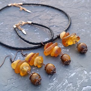 Работа Комплект с натуральным янтарем и тигриным глазом