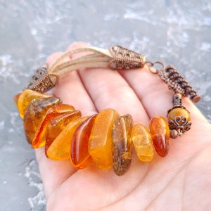 Работа Браслет из натурального необработанного янтаря "Монпасье"